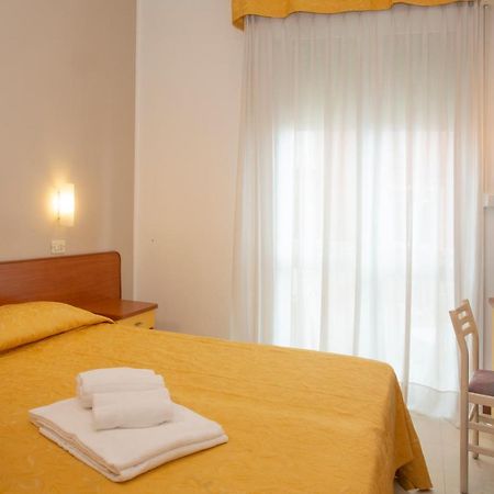 Hotel Carnaby Rimini Esterno foto