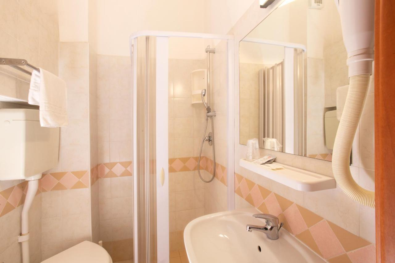 Hotel Carnaby Rimini Esterno foto
