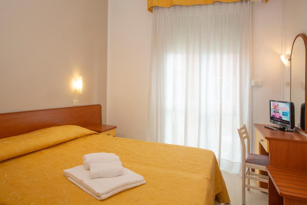 Hotel Carnaby Rimini Esterno foto
