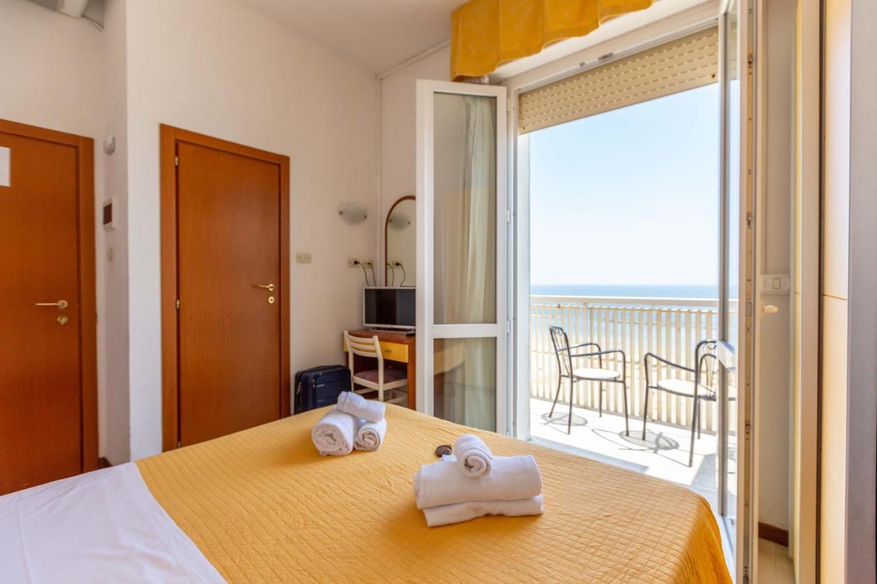 Hotel Carnaby Rimini Esterno foto