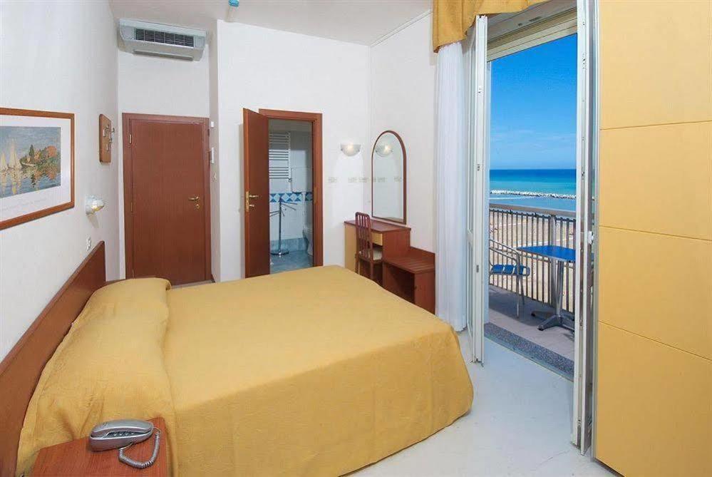 Hotel Carnaby Rimini Esterno foto