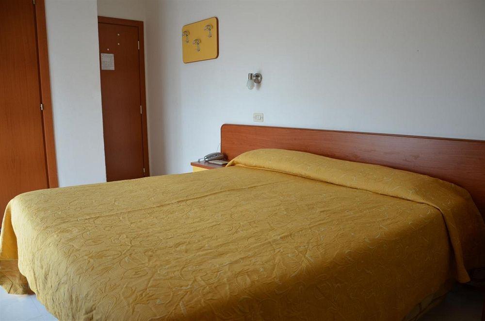 Hotel Carnaby Rimini Esterno foto
