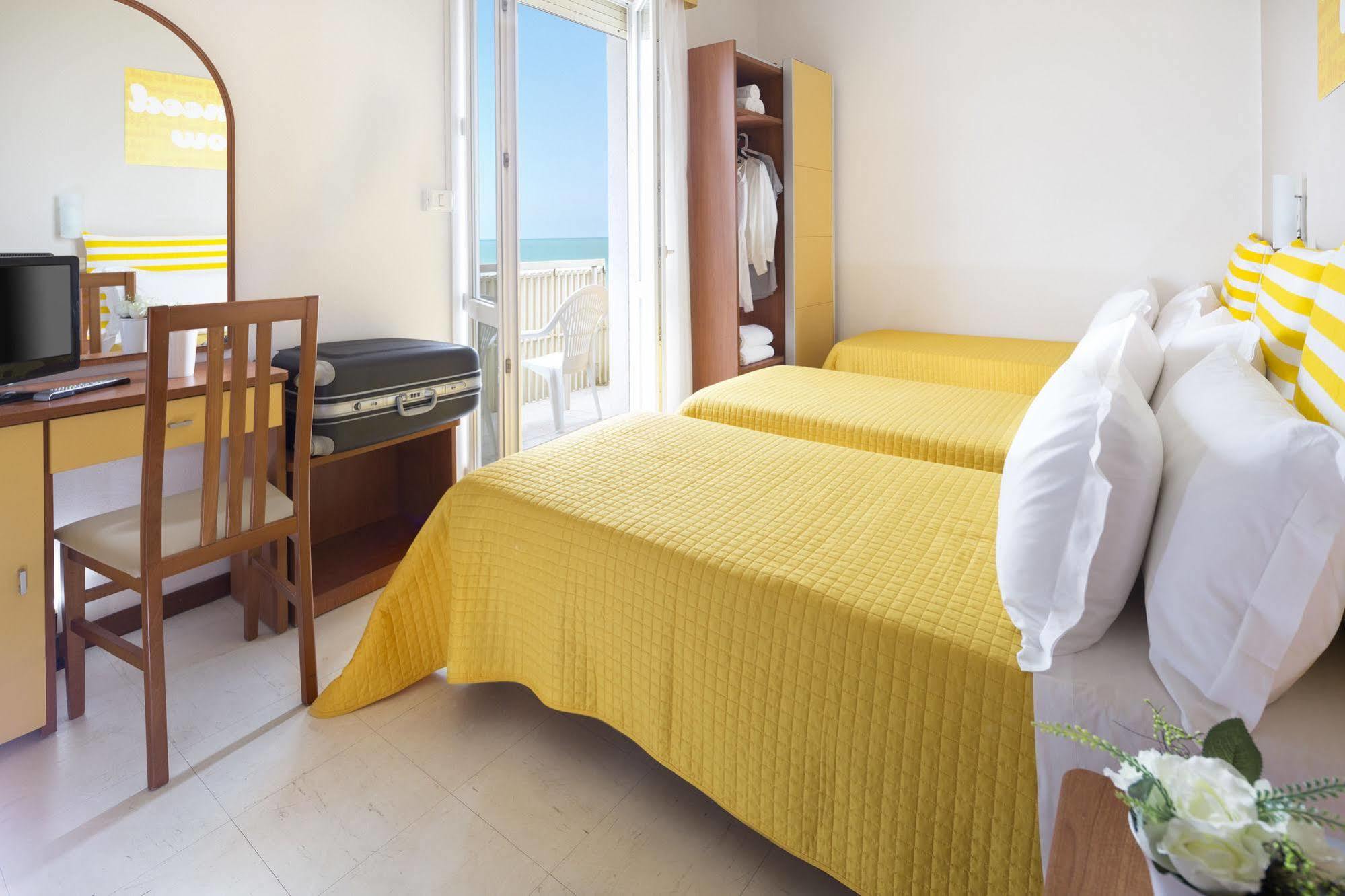 Hotel Carnaby Rimini Esterno foto