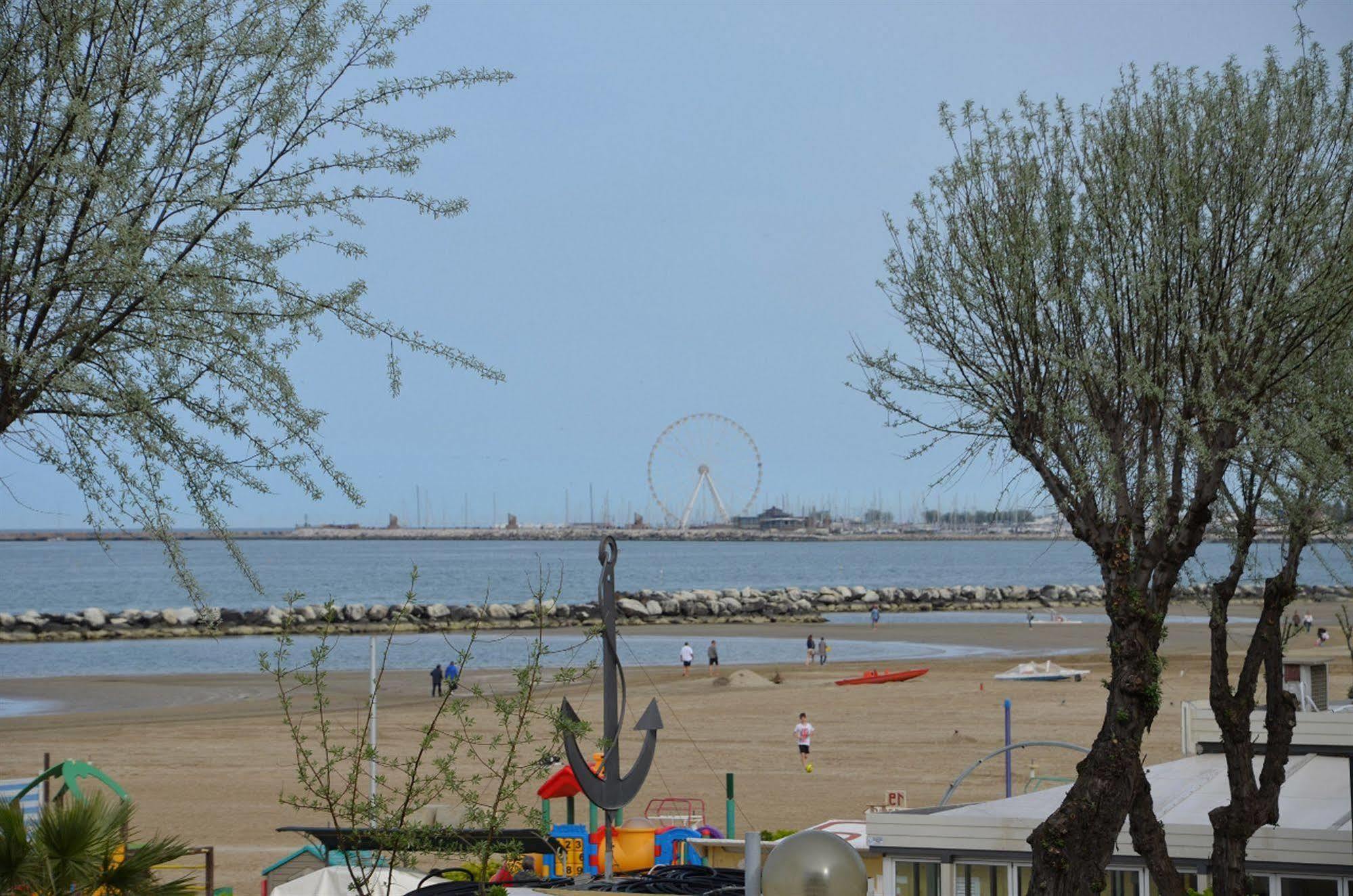 Hotel Carnaby Rimini Esterno foto